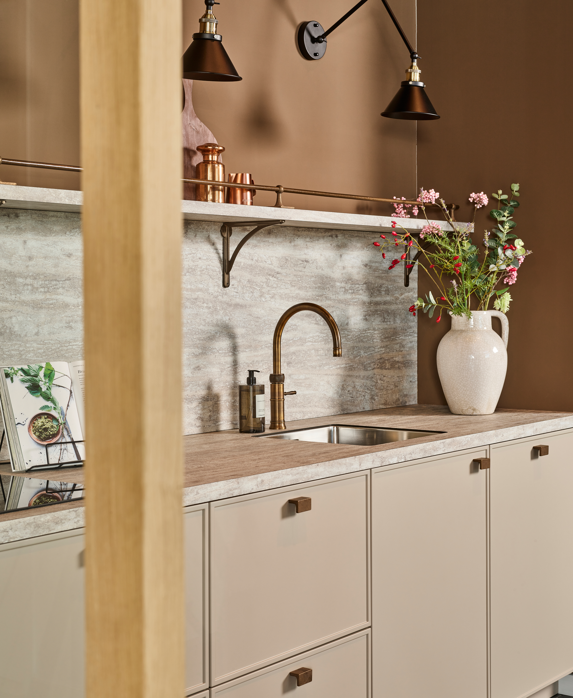 Taupe keuken met marmer blad