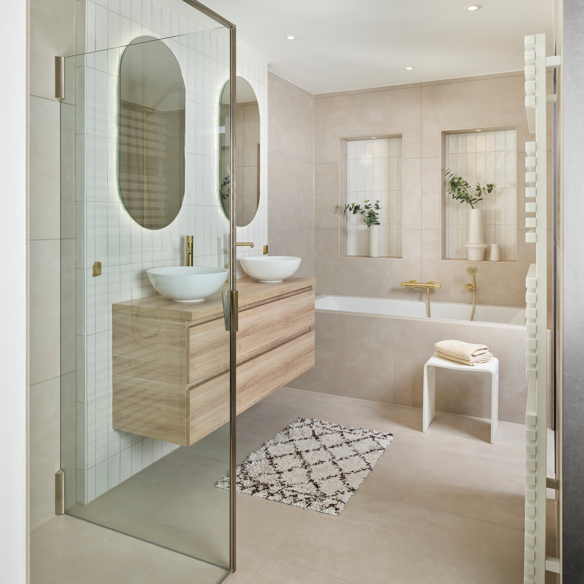 Zandkleurige badkamer