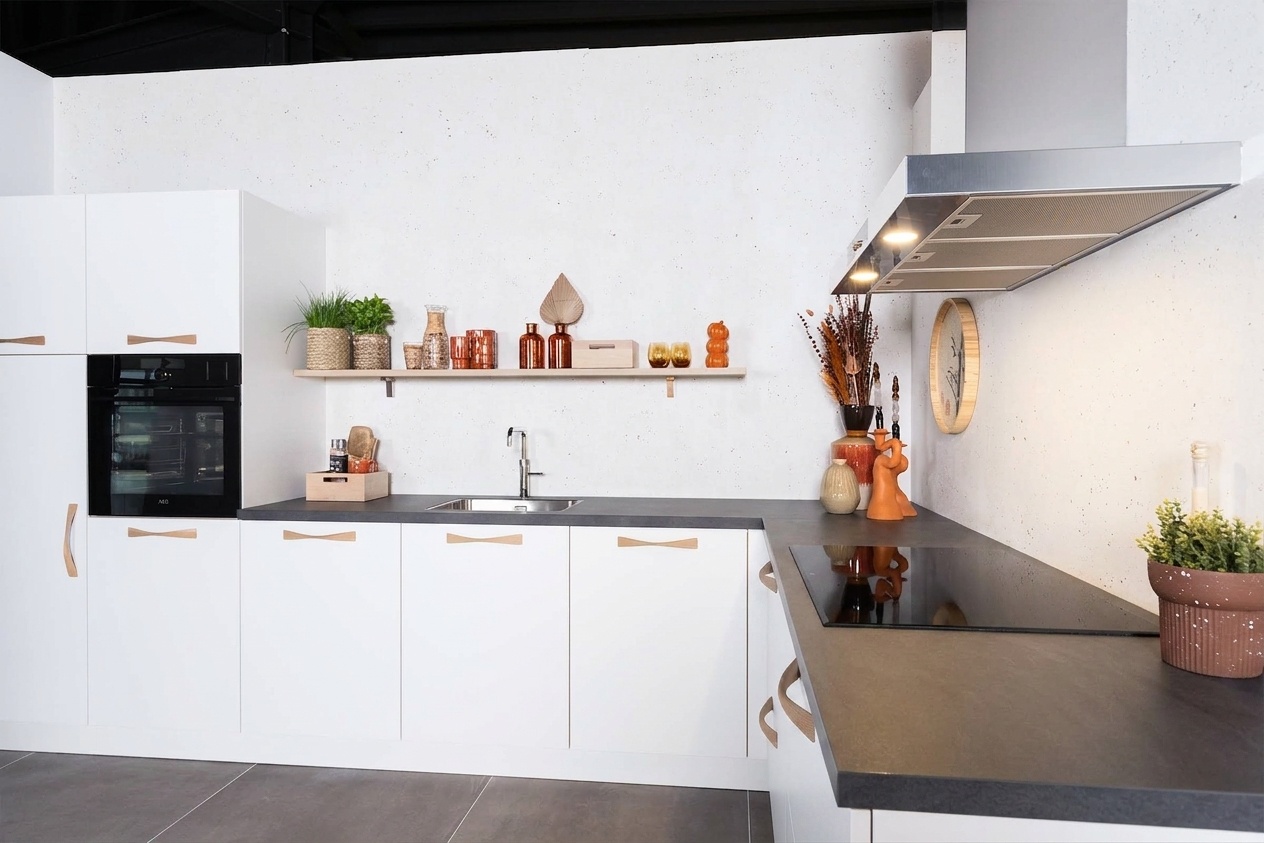 witte keuken met antraciet blad
